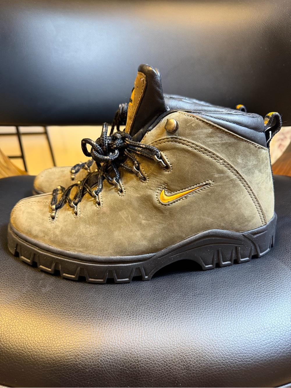 Women Nike Air ACG Regrind Suede Leather 980406 - Size 8.5 - Hiking Trail Boots